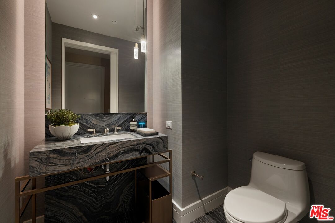 211 W Elm Ct Unit: 28C