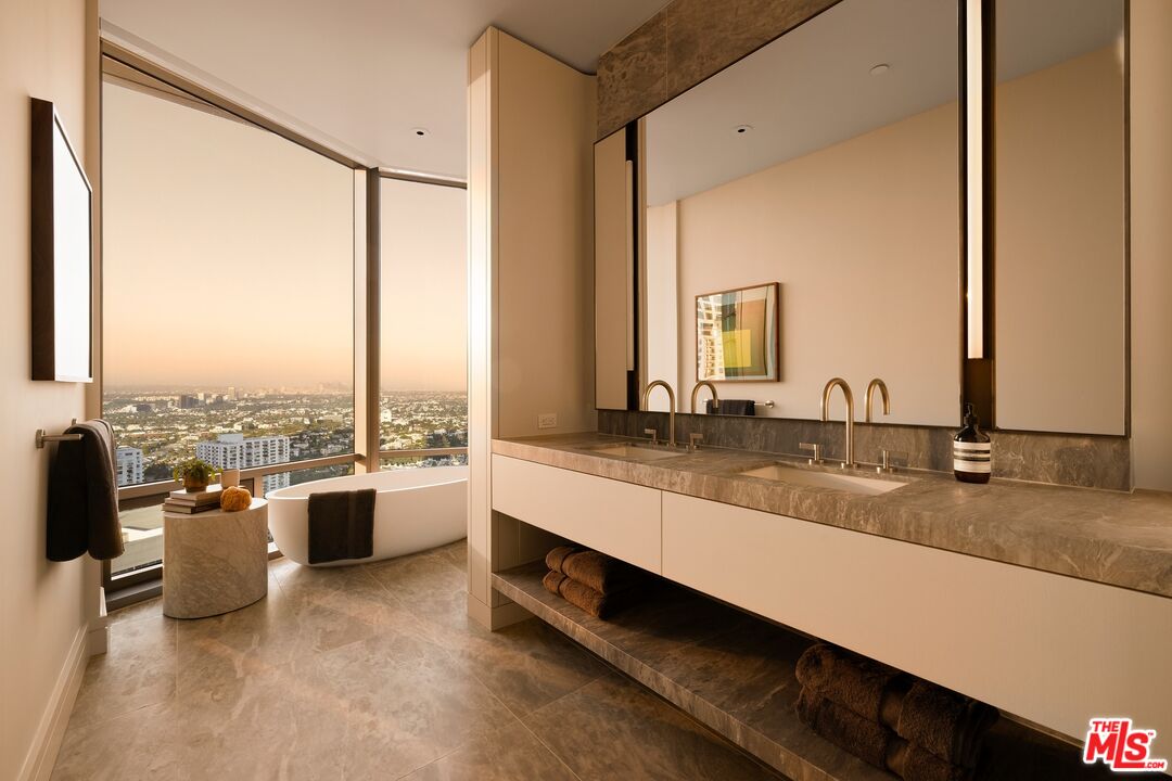 211 W Elm Ct Unit: 28C