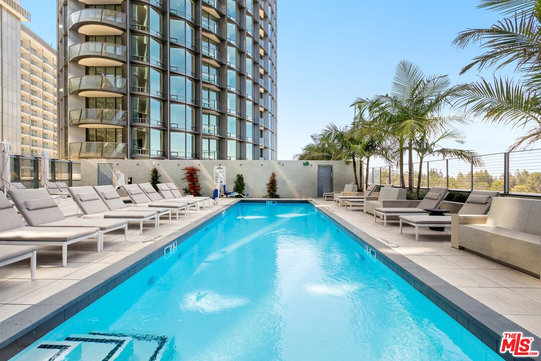 211 W Elm Ct Unit: 28C