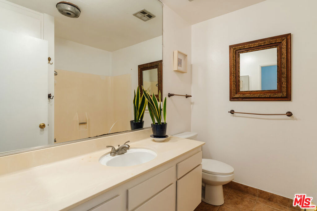 8400 De Longpre Avenue 410