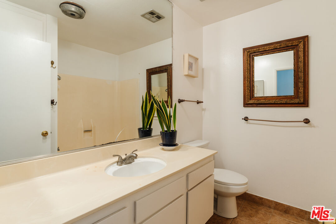 8400 De Longpre Ave Unit: 410