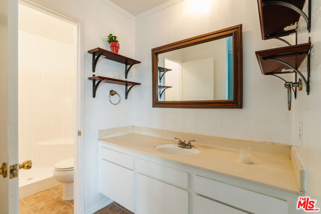 8400 De Longpre Avenue 410