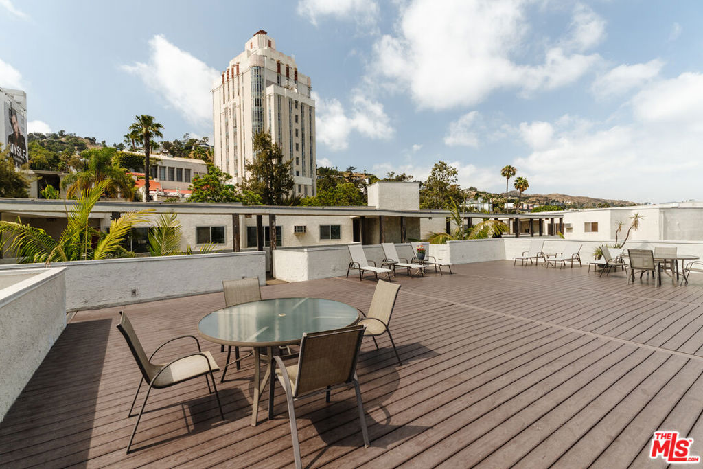 8400 De Longpre Avenue 410