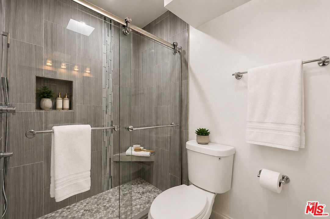 933 11th St Unit: 21