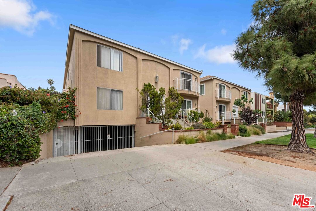 933 11th St Unit: 21