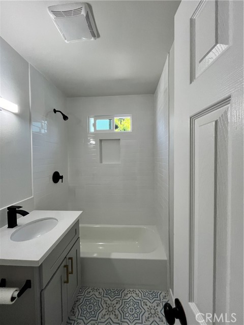 12326 Greene AVE Unit: FRONT HOUS
