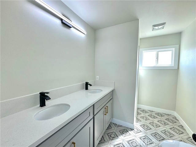12326 Greene AVE Unit: FRONT HOUS