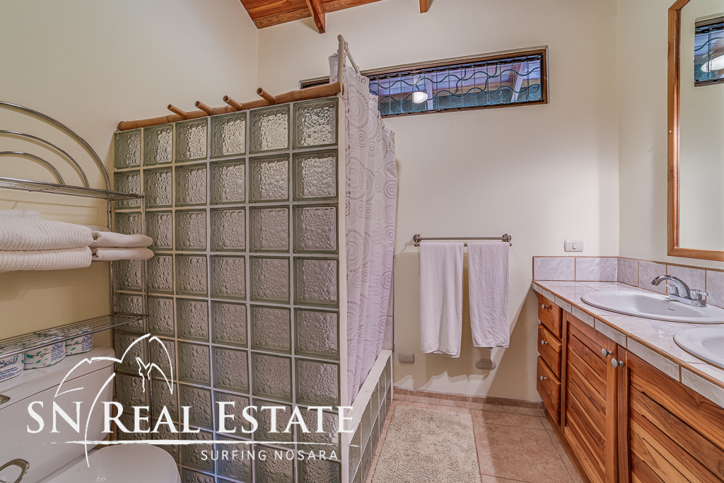 50 metros oeste de cafe de paris