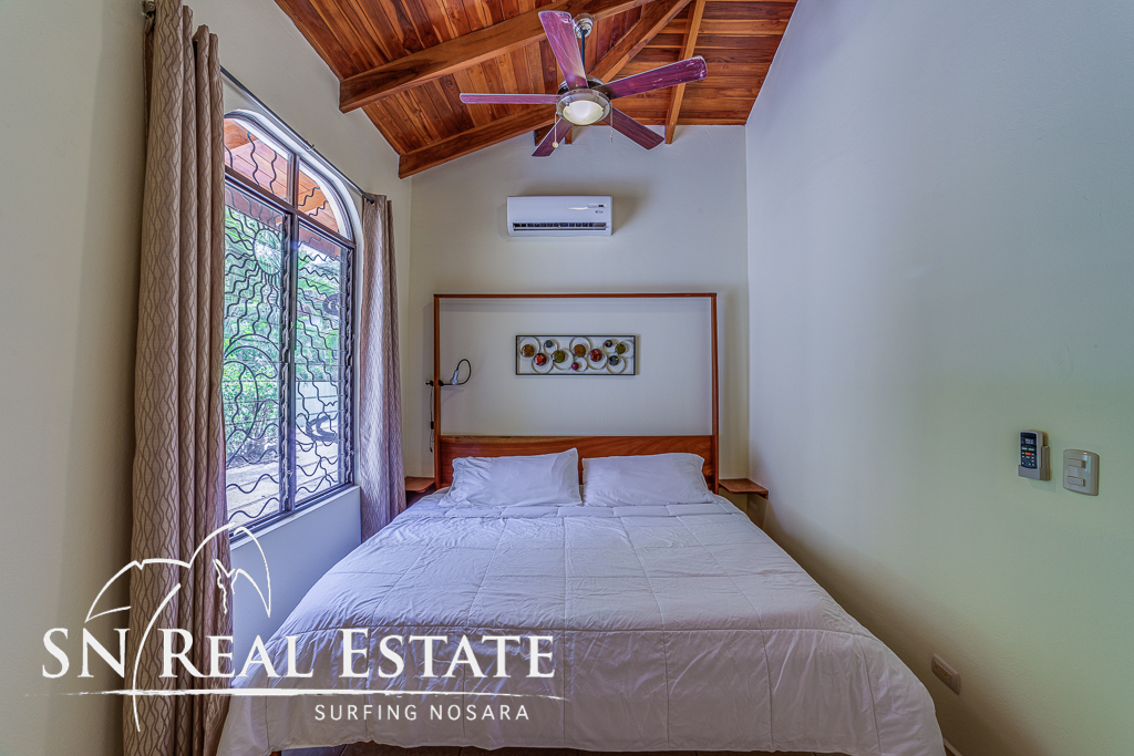 50 metros oeste de cafe de paris