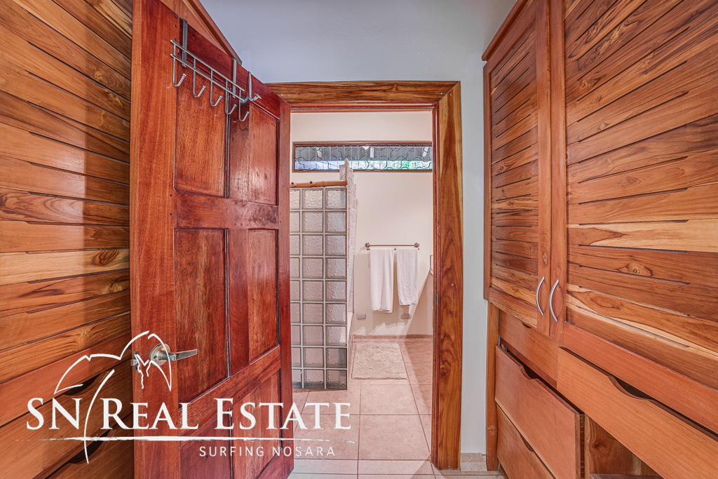 50 metros oeste de cafe de paris