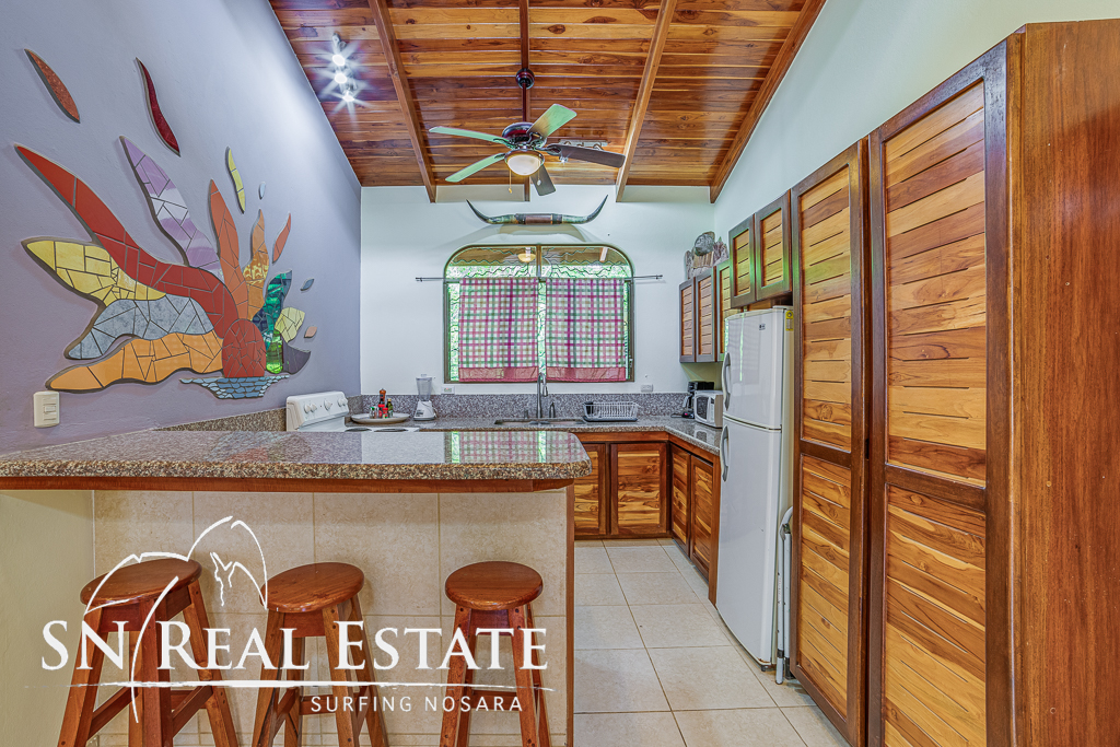 50 metros oeste de cafe de paris