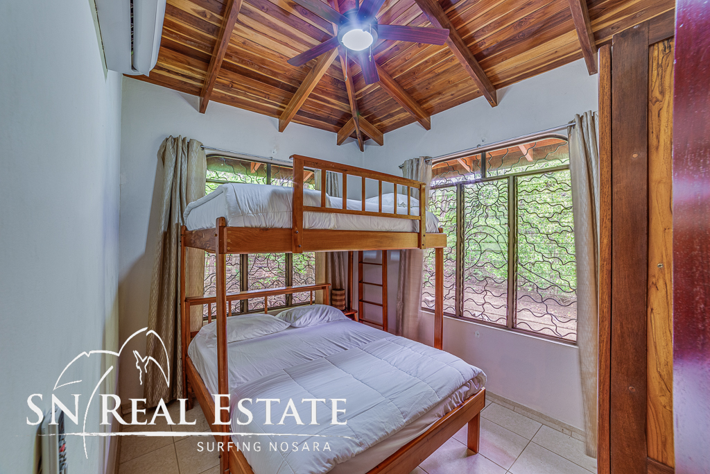 50 metros oeste de cafe de paris