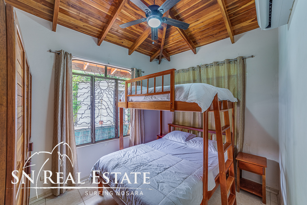 50 metros oeste de cafe de paris