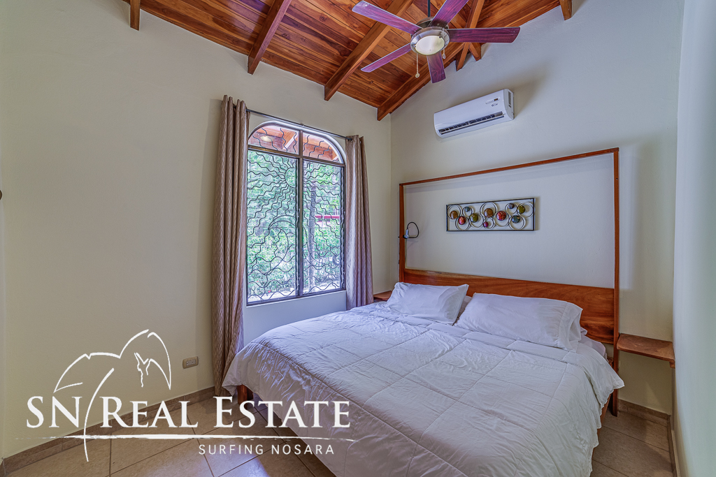 50 metros oeste de cafe de paris