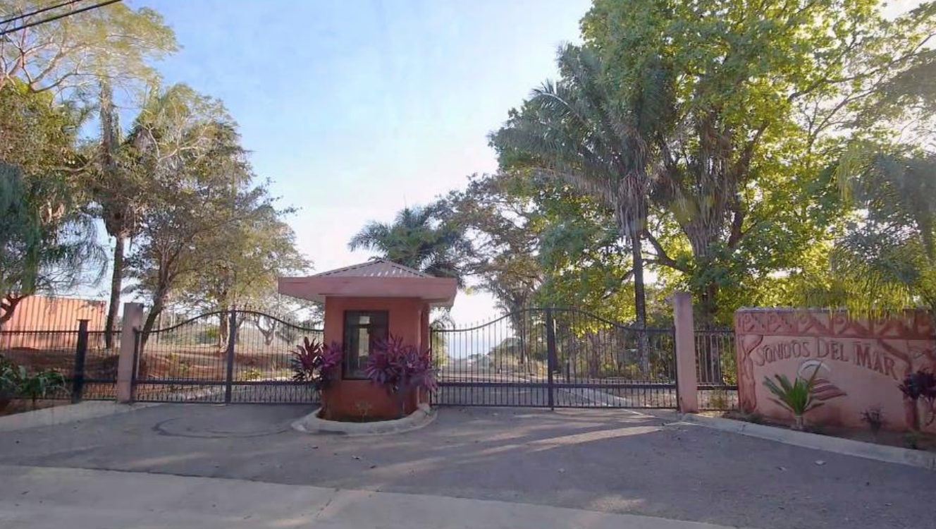 Titled 200 Mt. line Property in Sonidos del Mar - San Juanillo