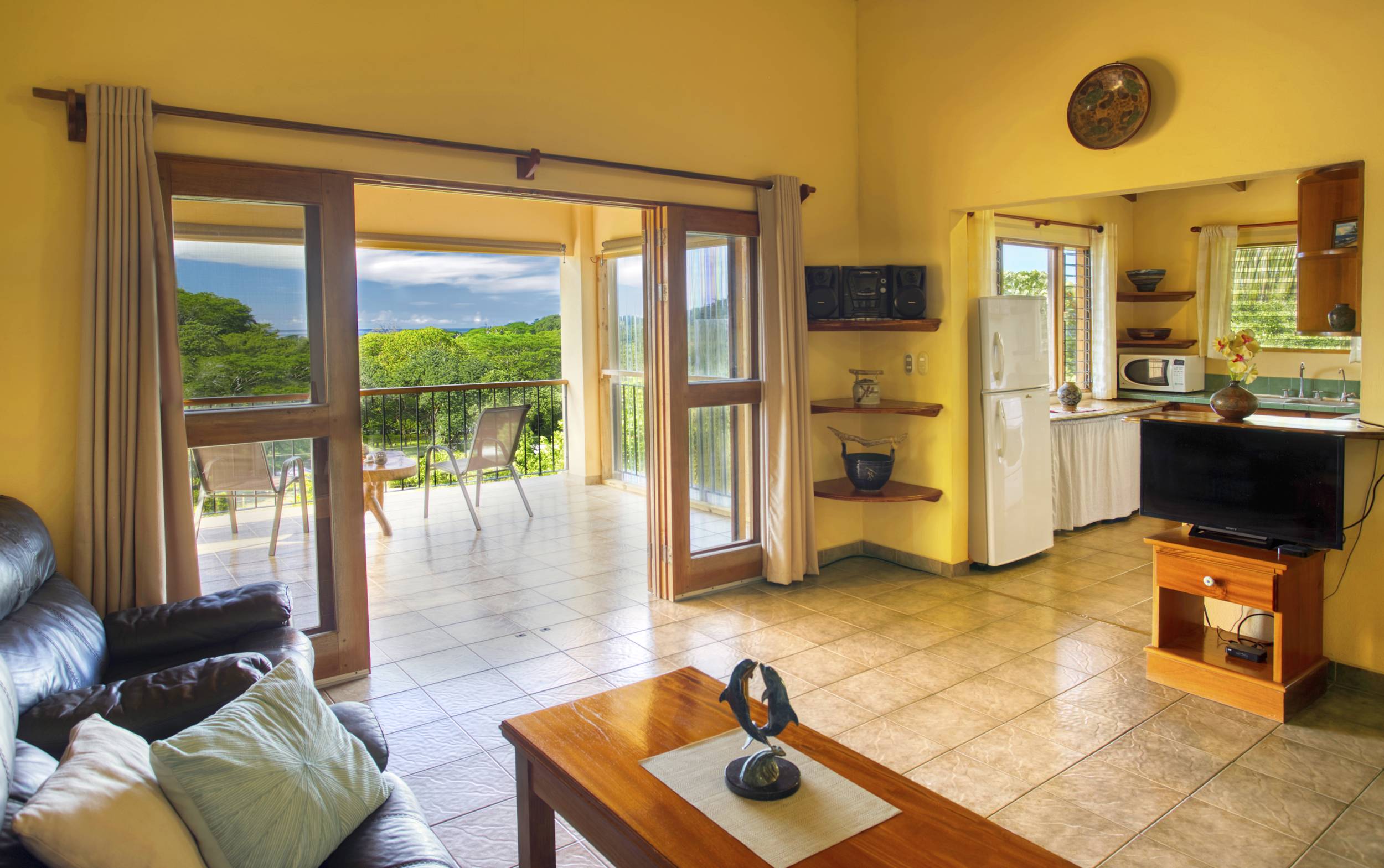 50 metros oeste de cafe de paris