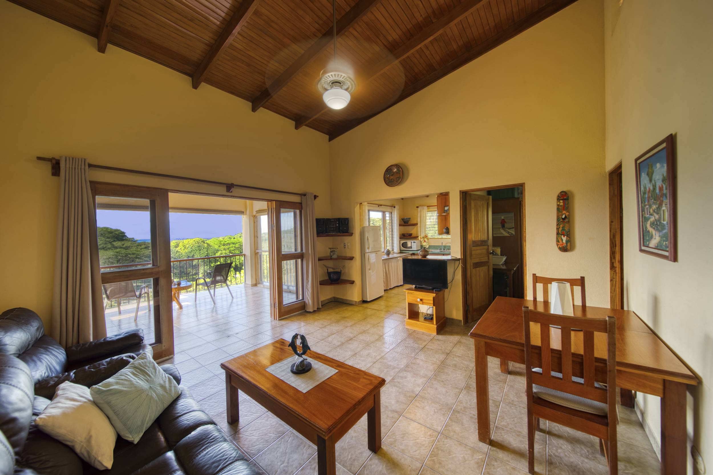 50 metros oeste de cafe de paris