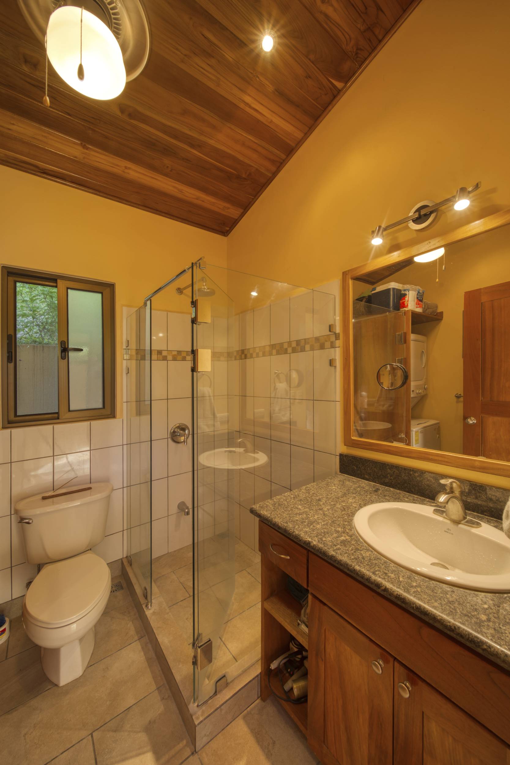 50 metros oeste de cafe de paris