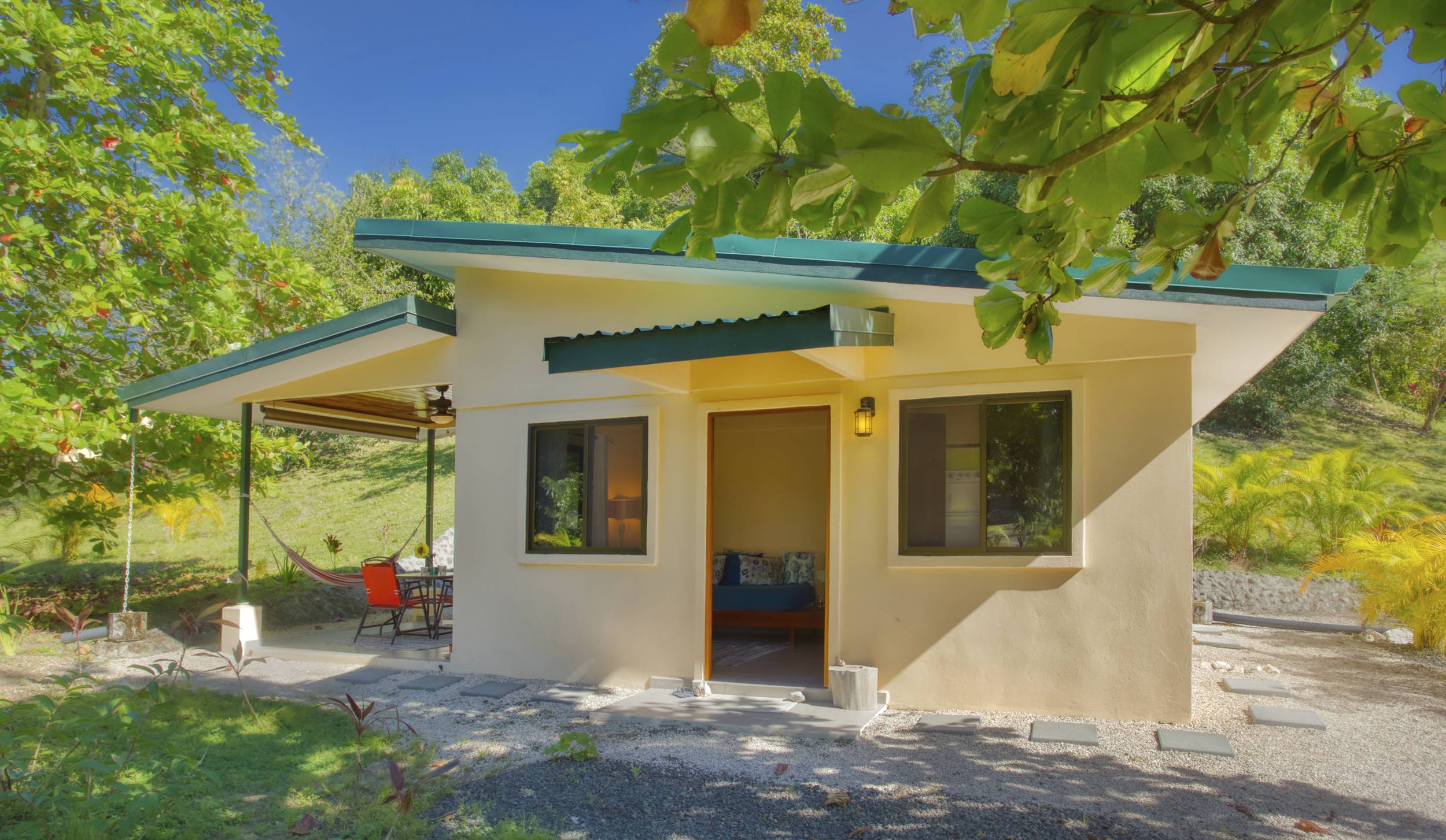 50 metros oeste de cafe de paris