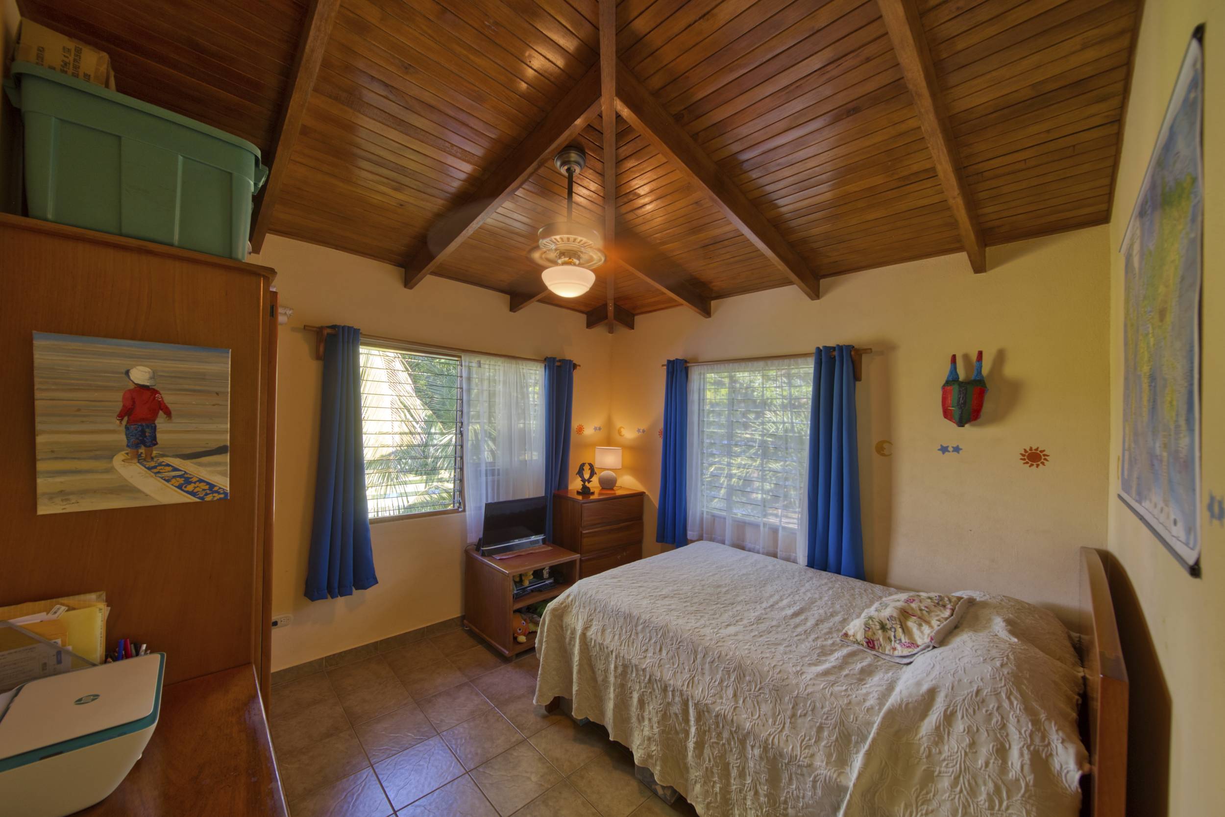 50 metros oeste de cafe de paris