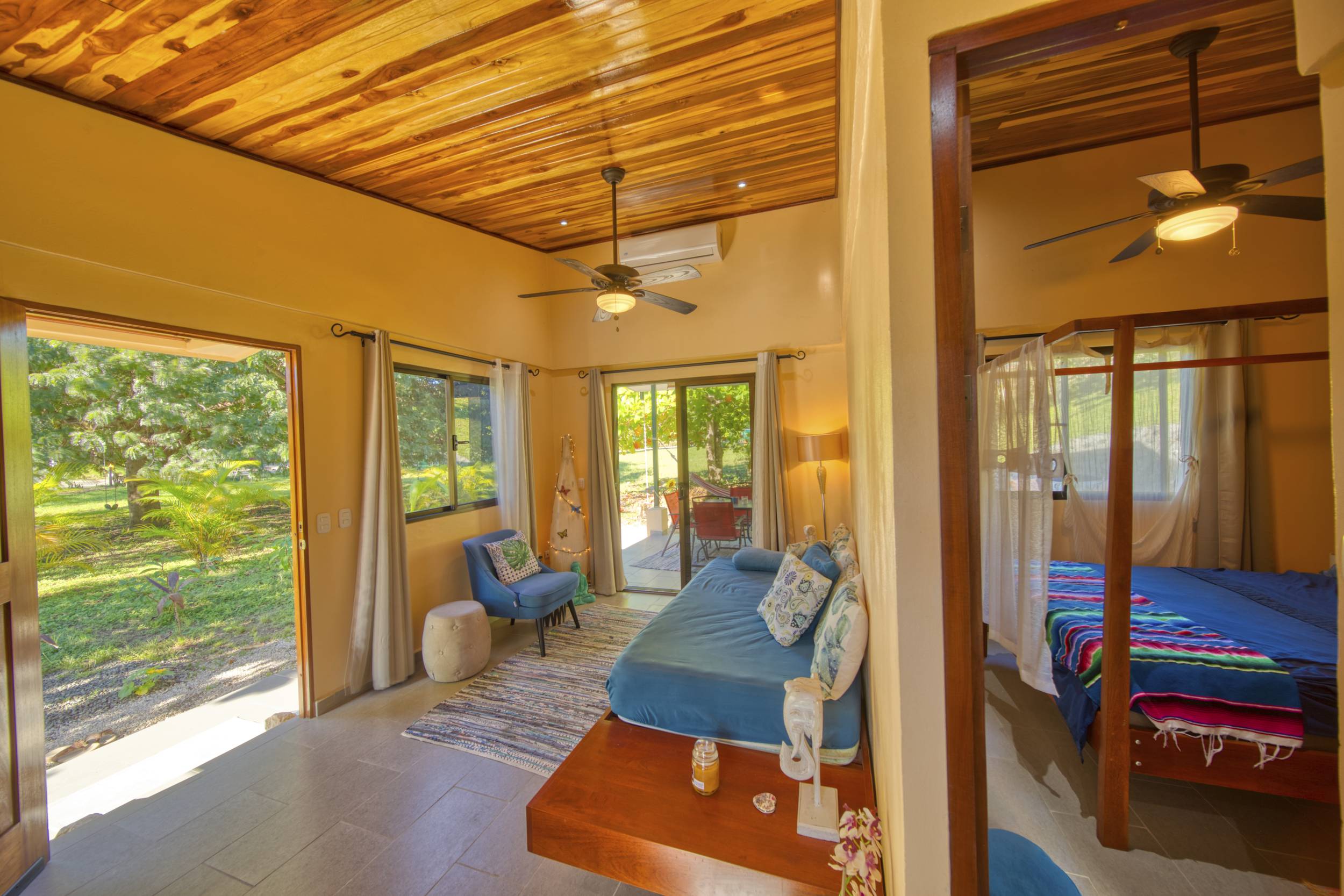 50 metros oeste de cafe de paris