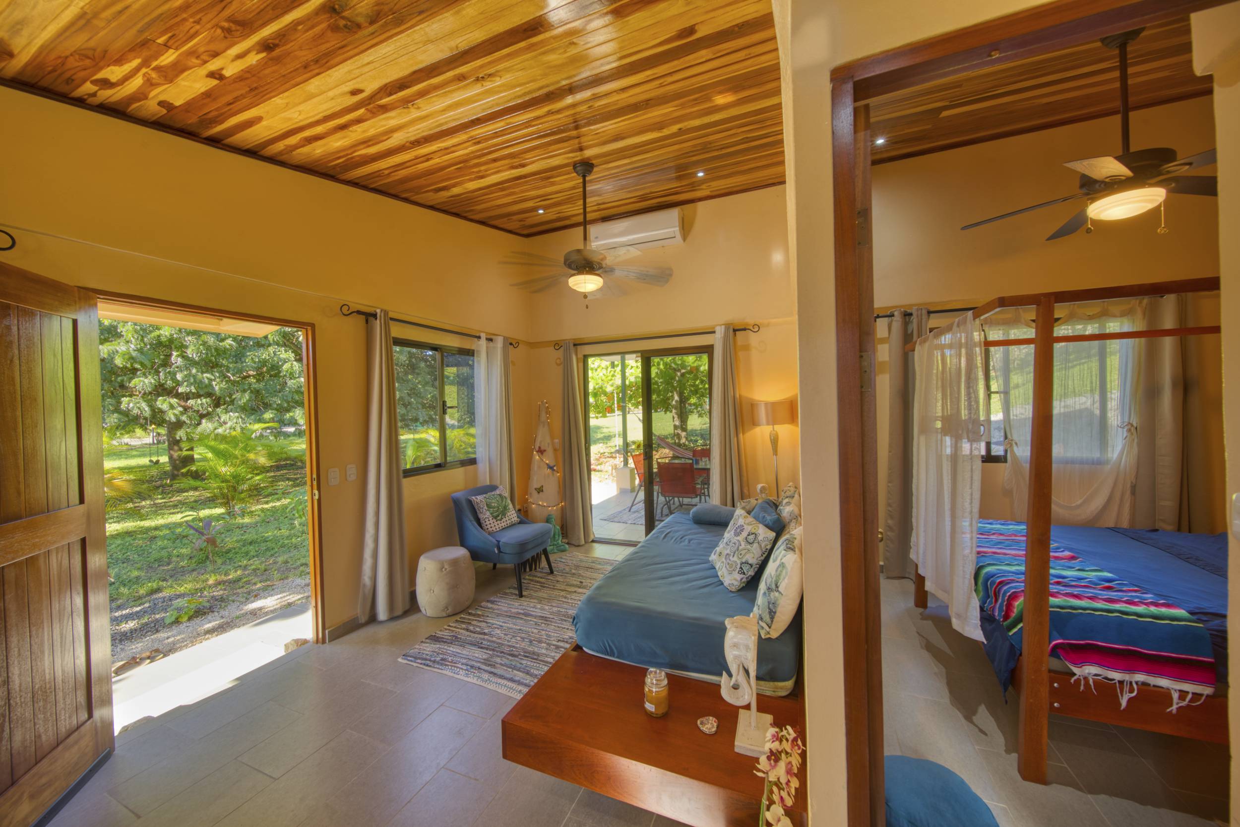 50 metros oeste de cafe de paris