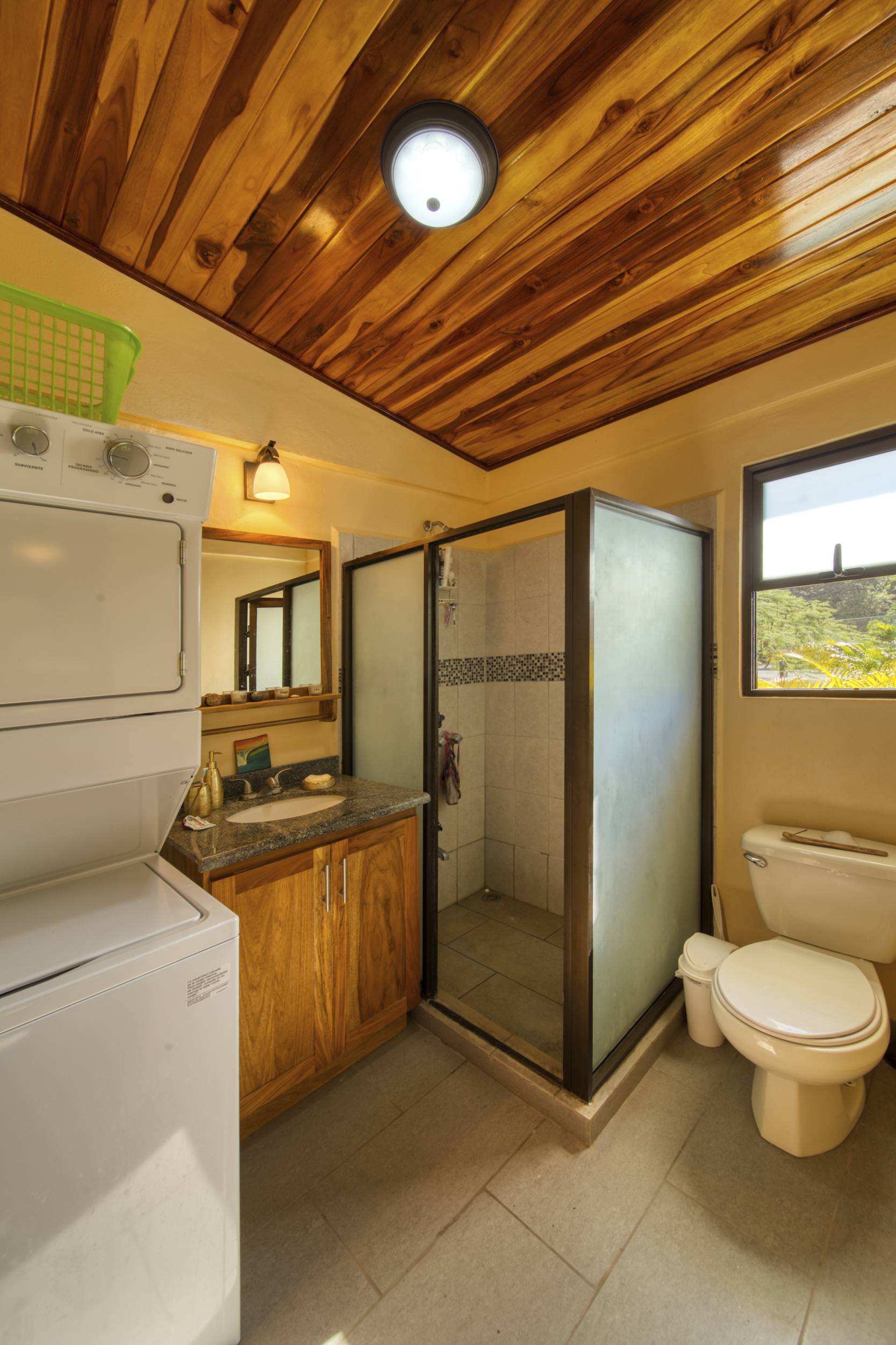 50 metros oeste de cafe de paris