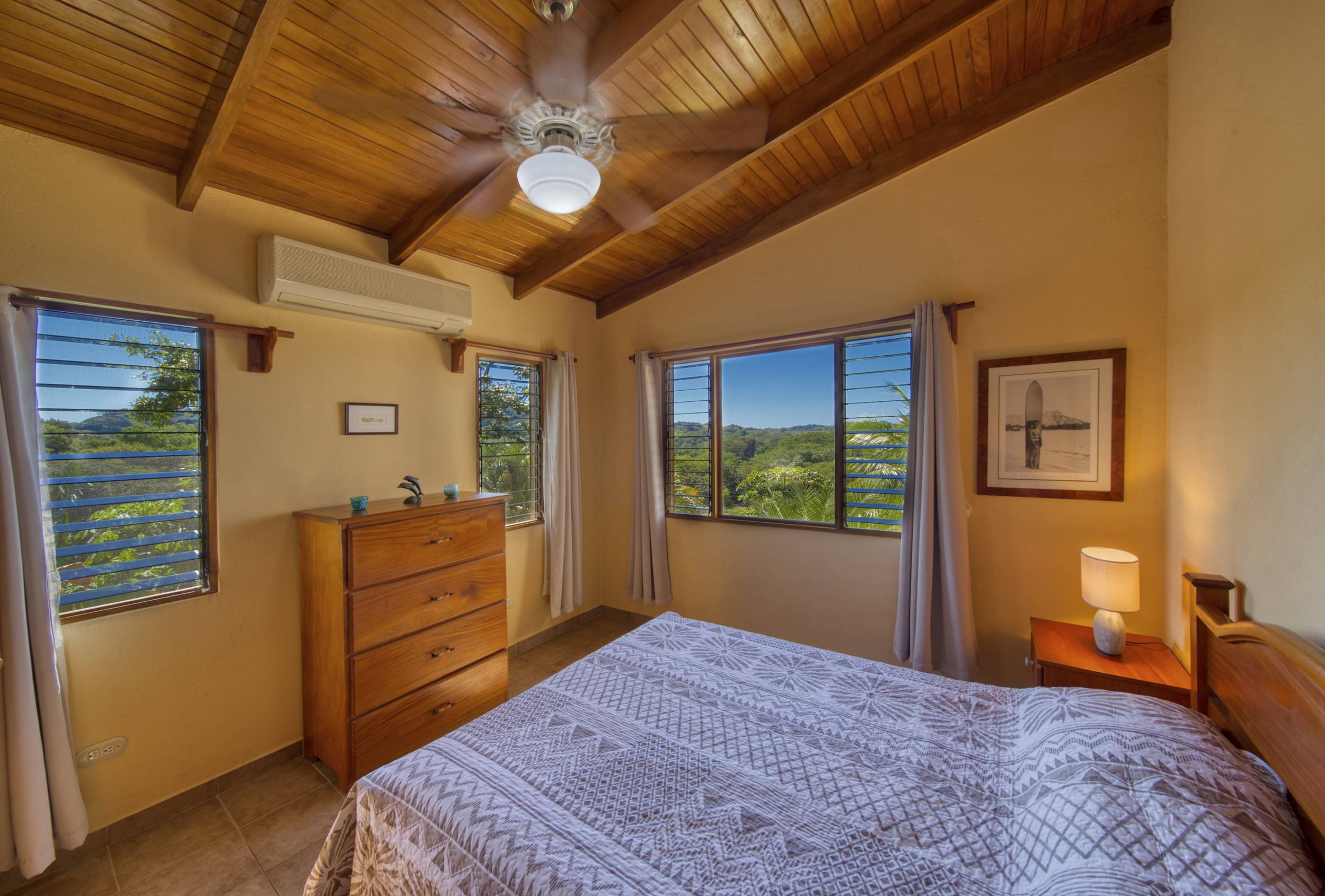 50 metros oeste de cafe de paris