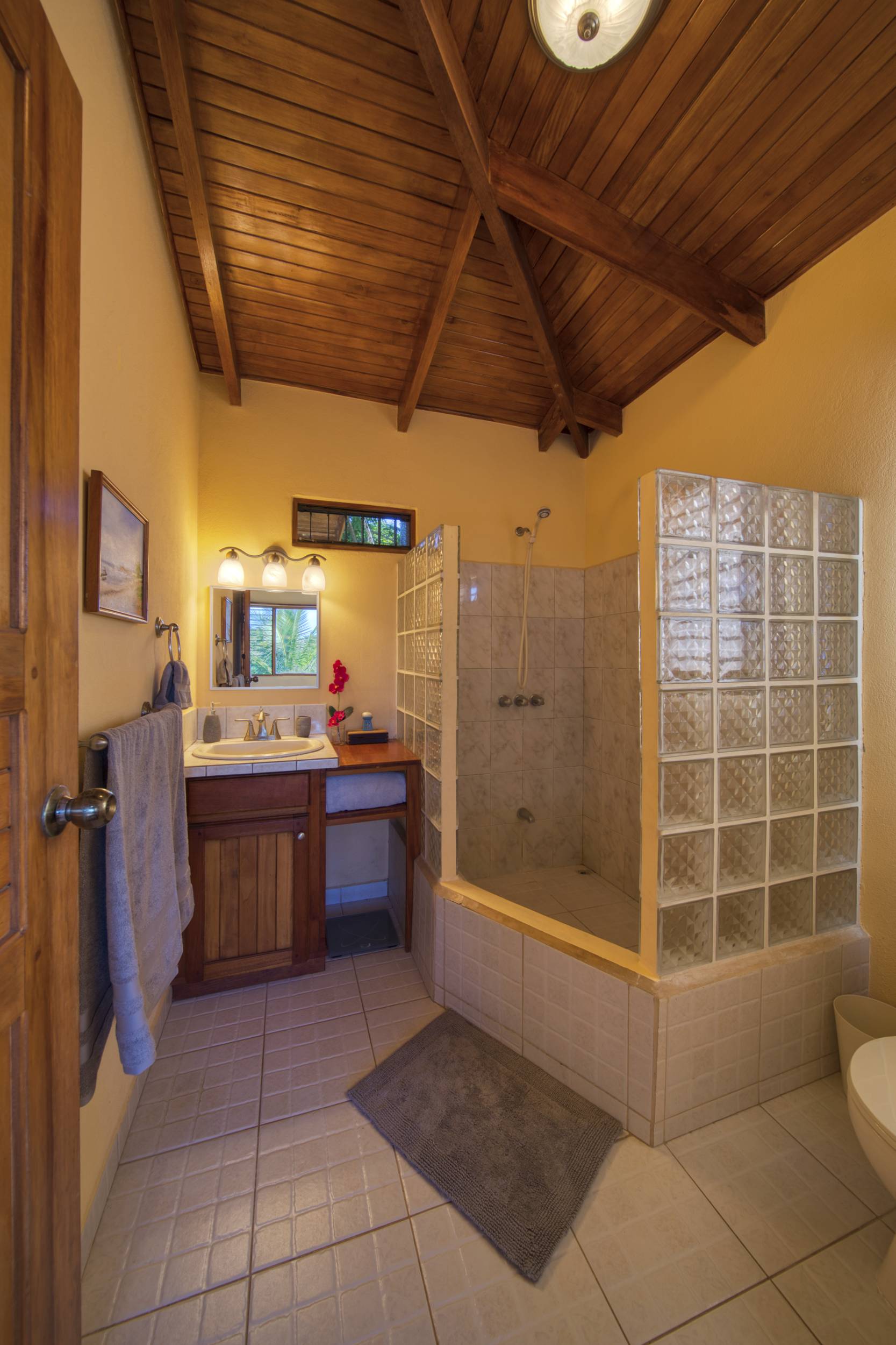 50 metros oeste de cafe de paris