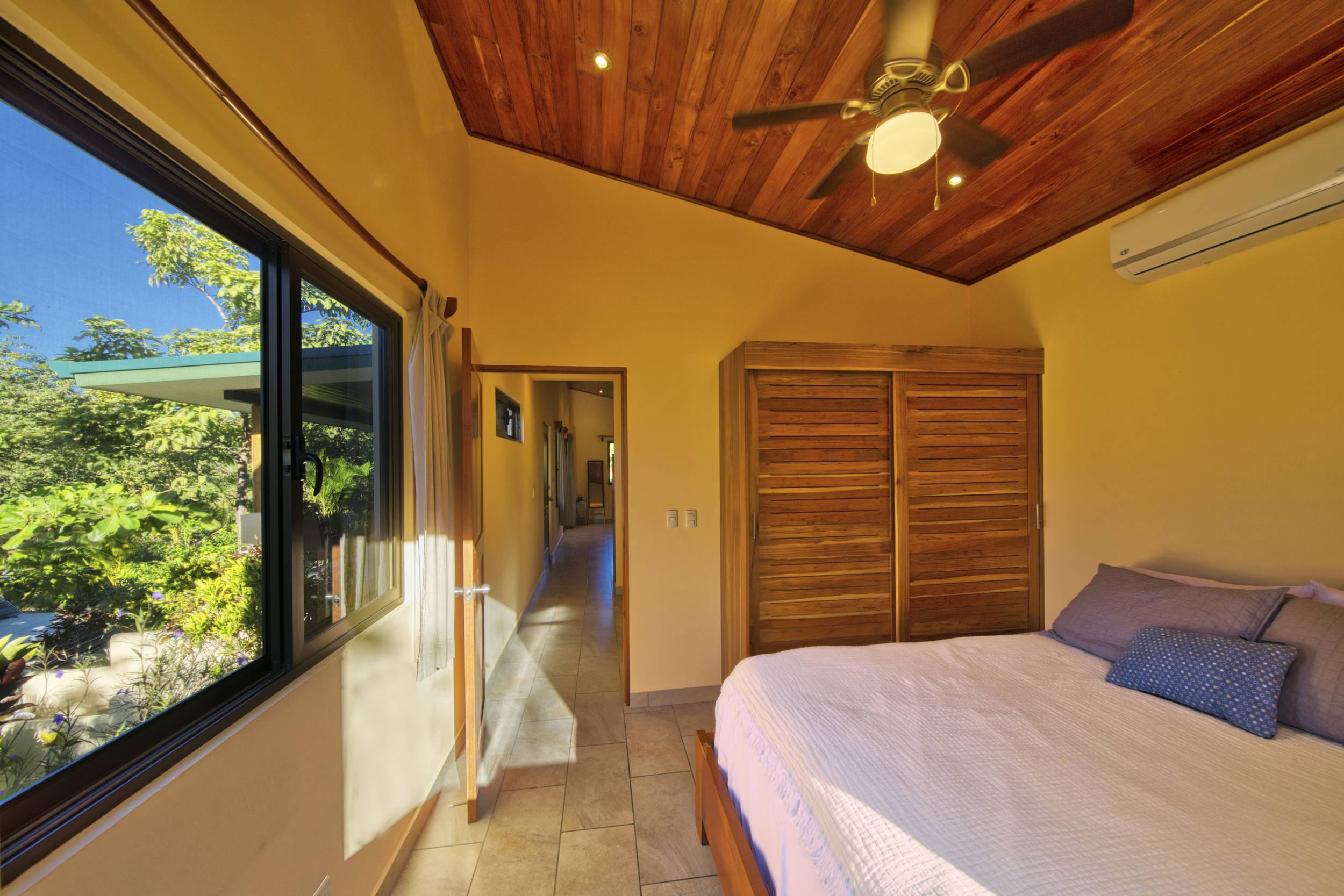 50 metros oeste de cafe de paris