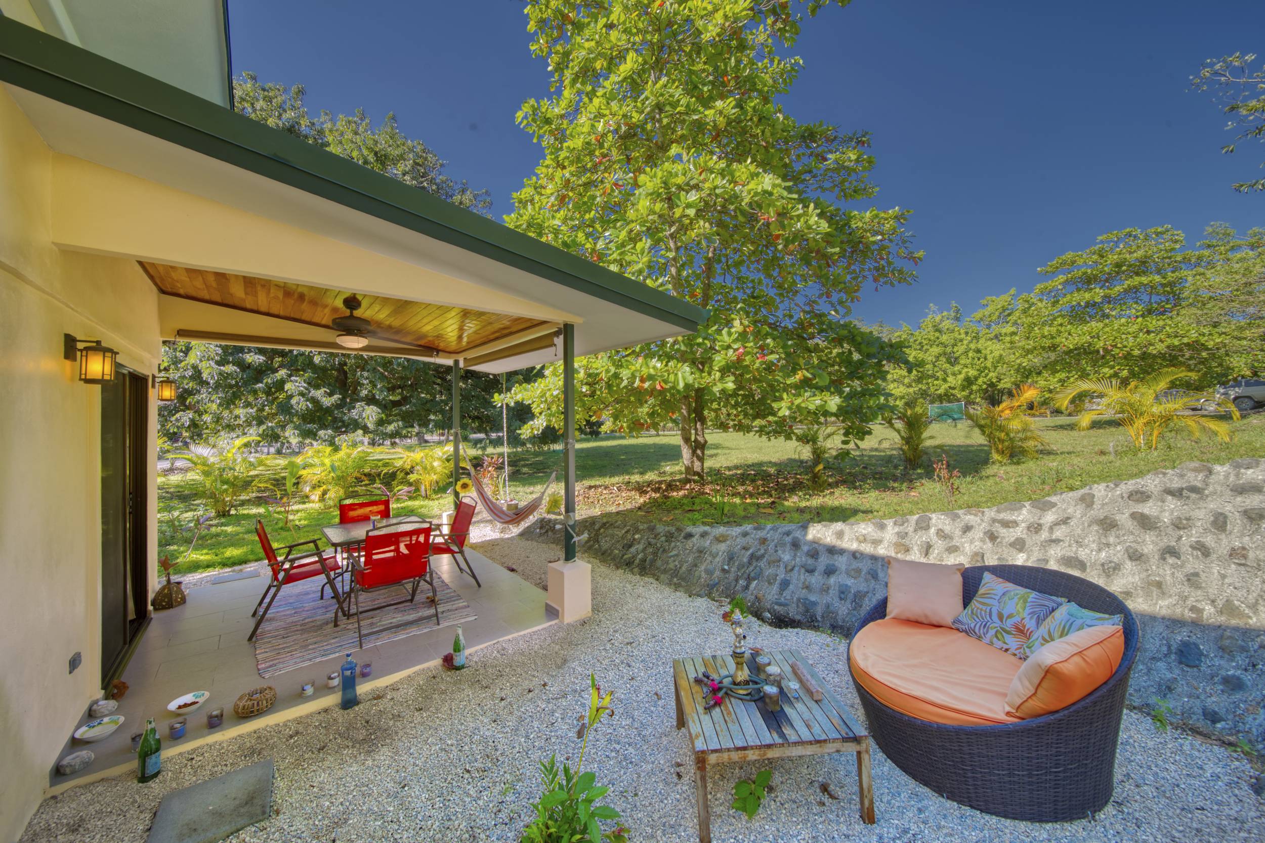 50 metros oeste de cafe de paris