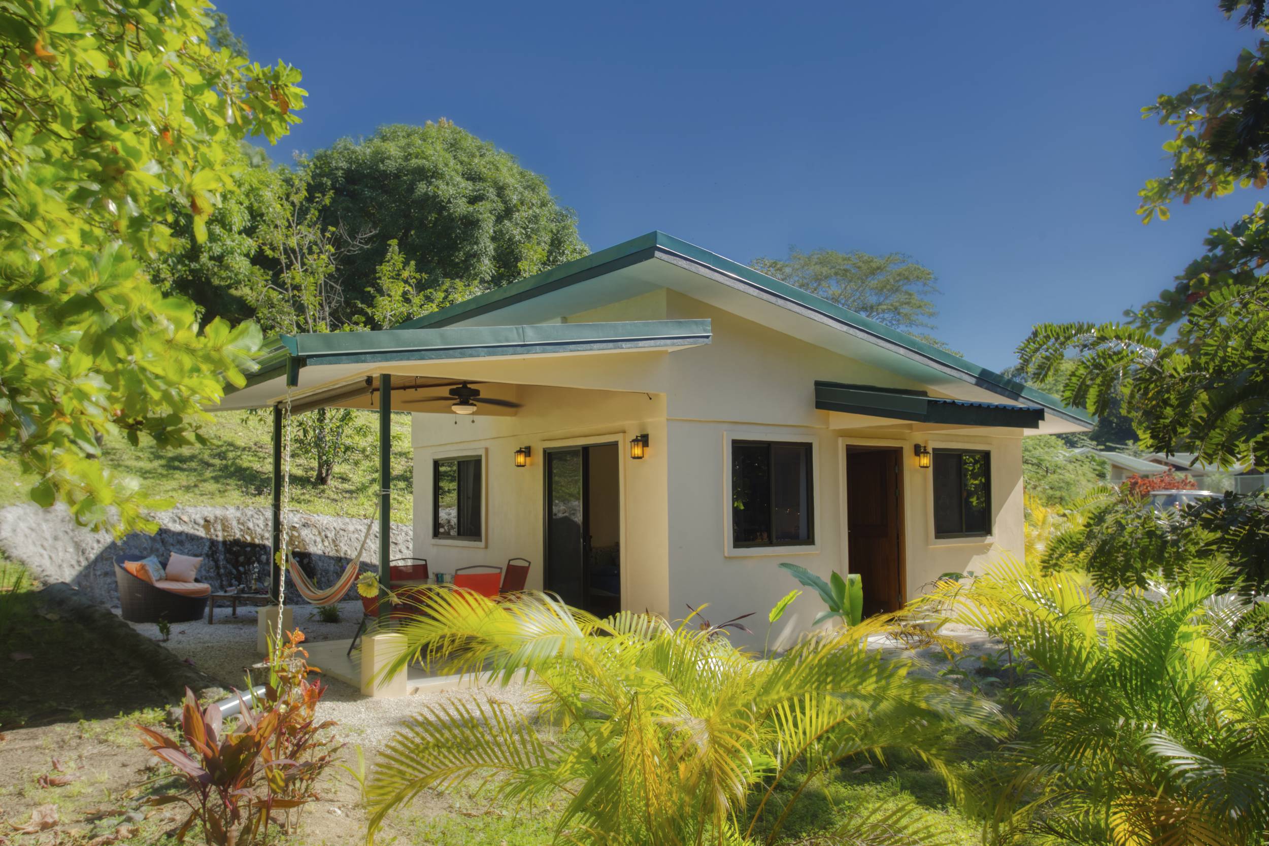 50 metros oeste de cafe de paris