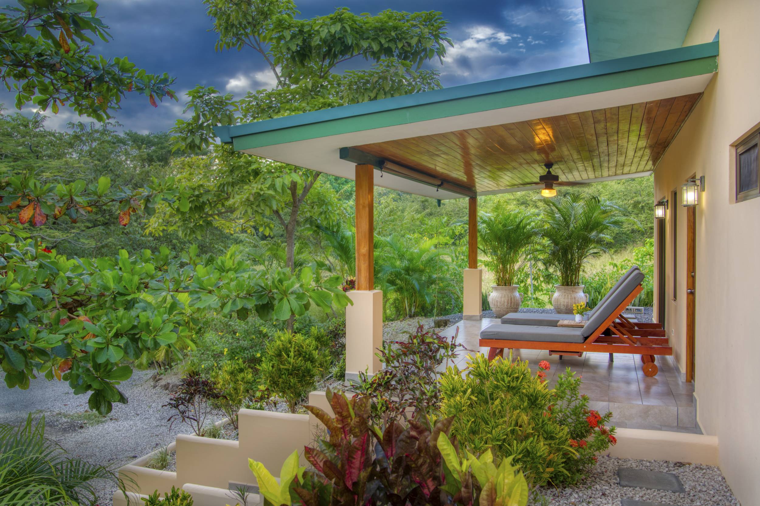 50 metros oeste de cafe de paris