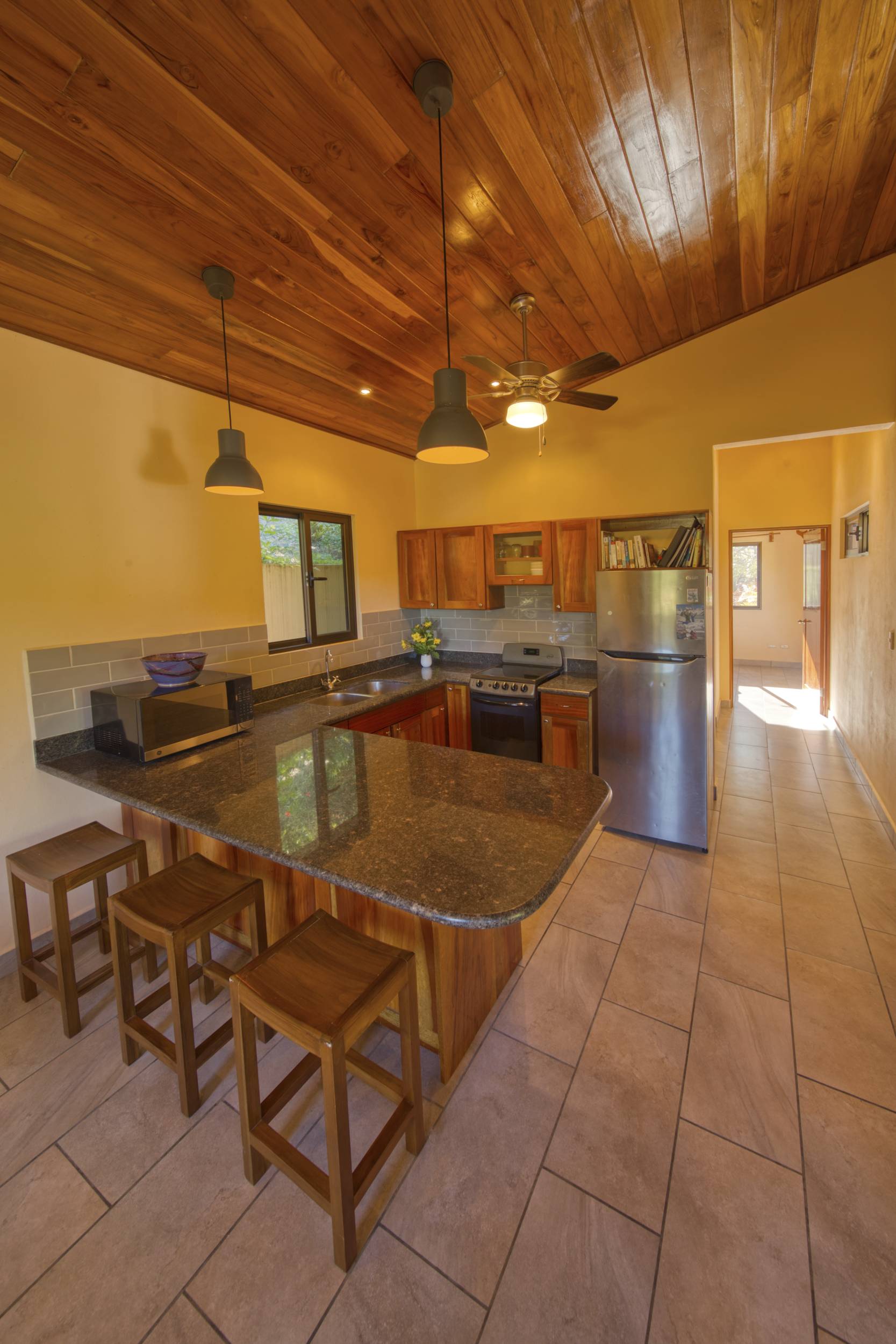 50 metros oeste de cafe de paris