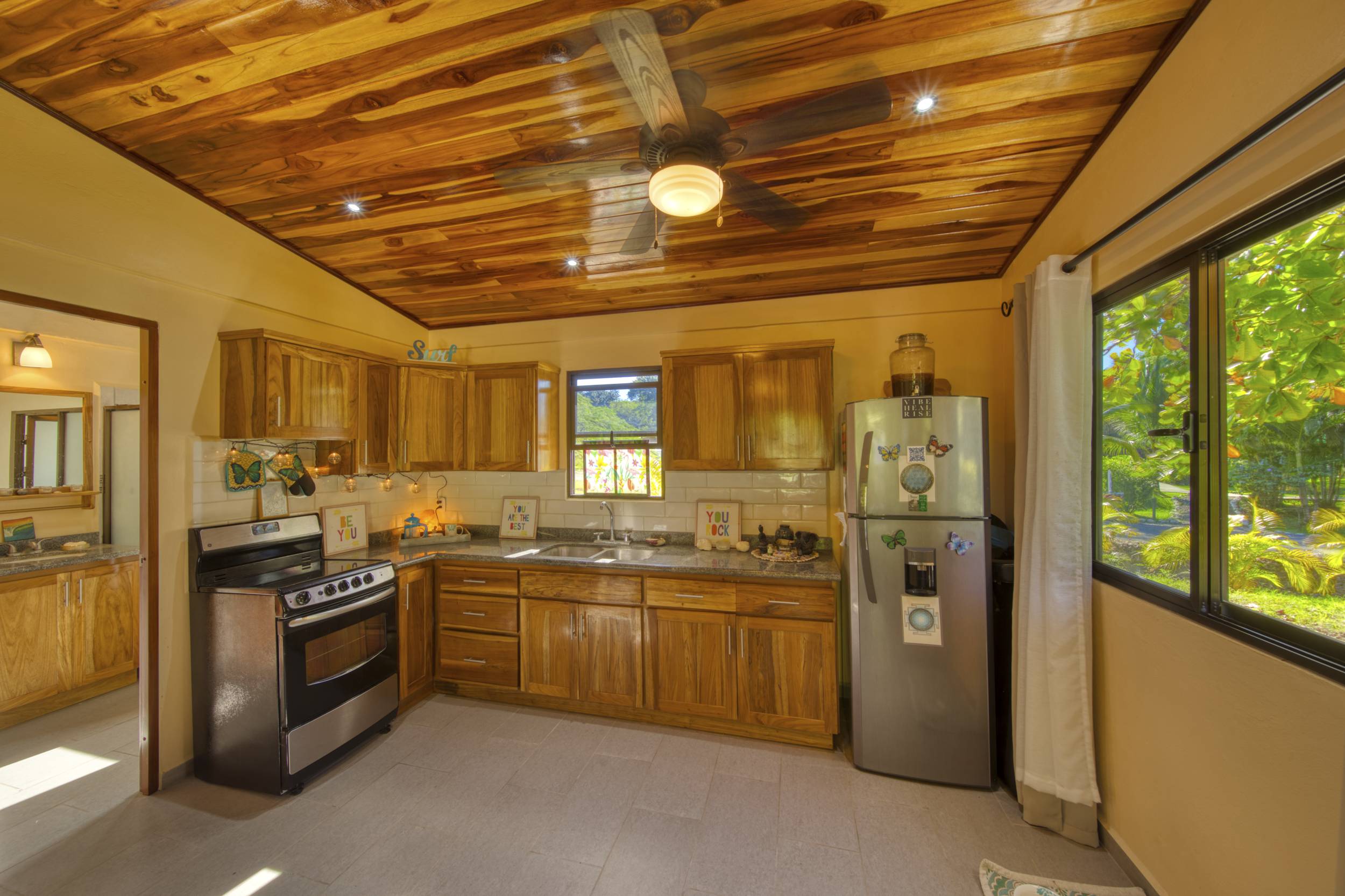 50 metros oeste de cafe de paris