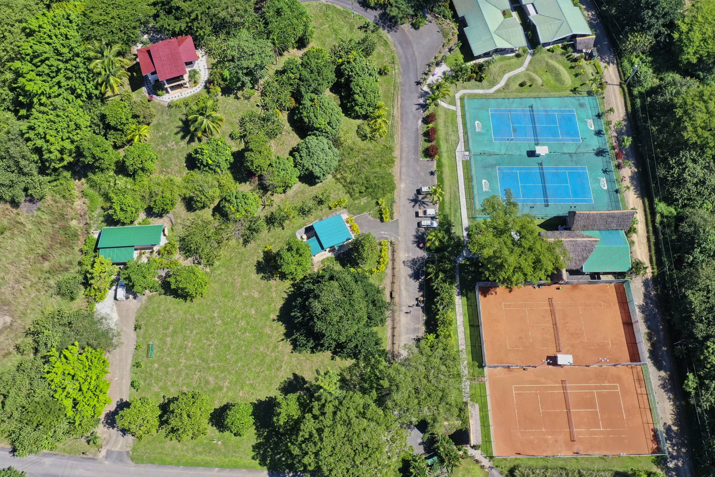 50 metros oeste de cafe de paris