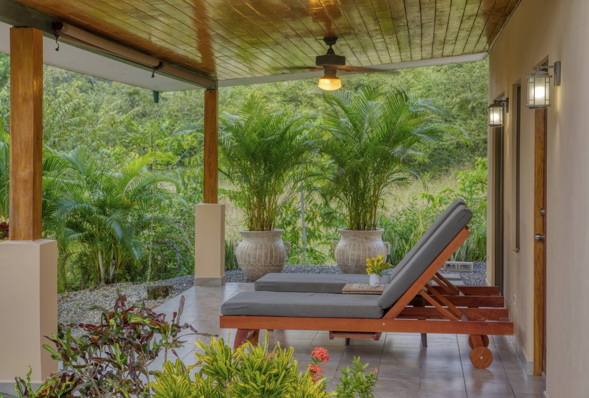 50 metros oeste de cafe de paris