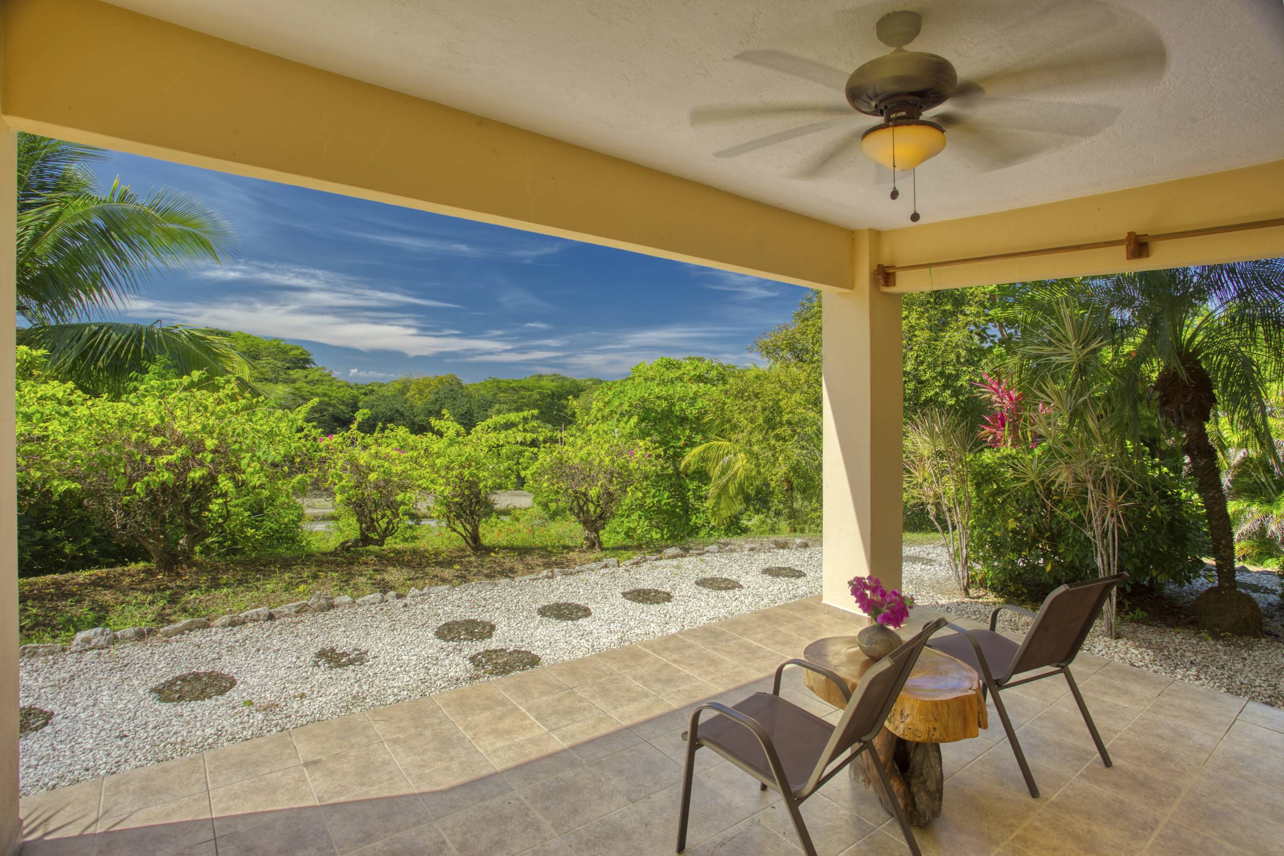 50 metros oeste de cafe de paris