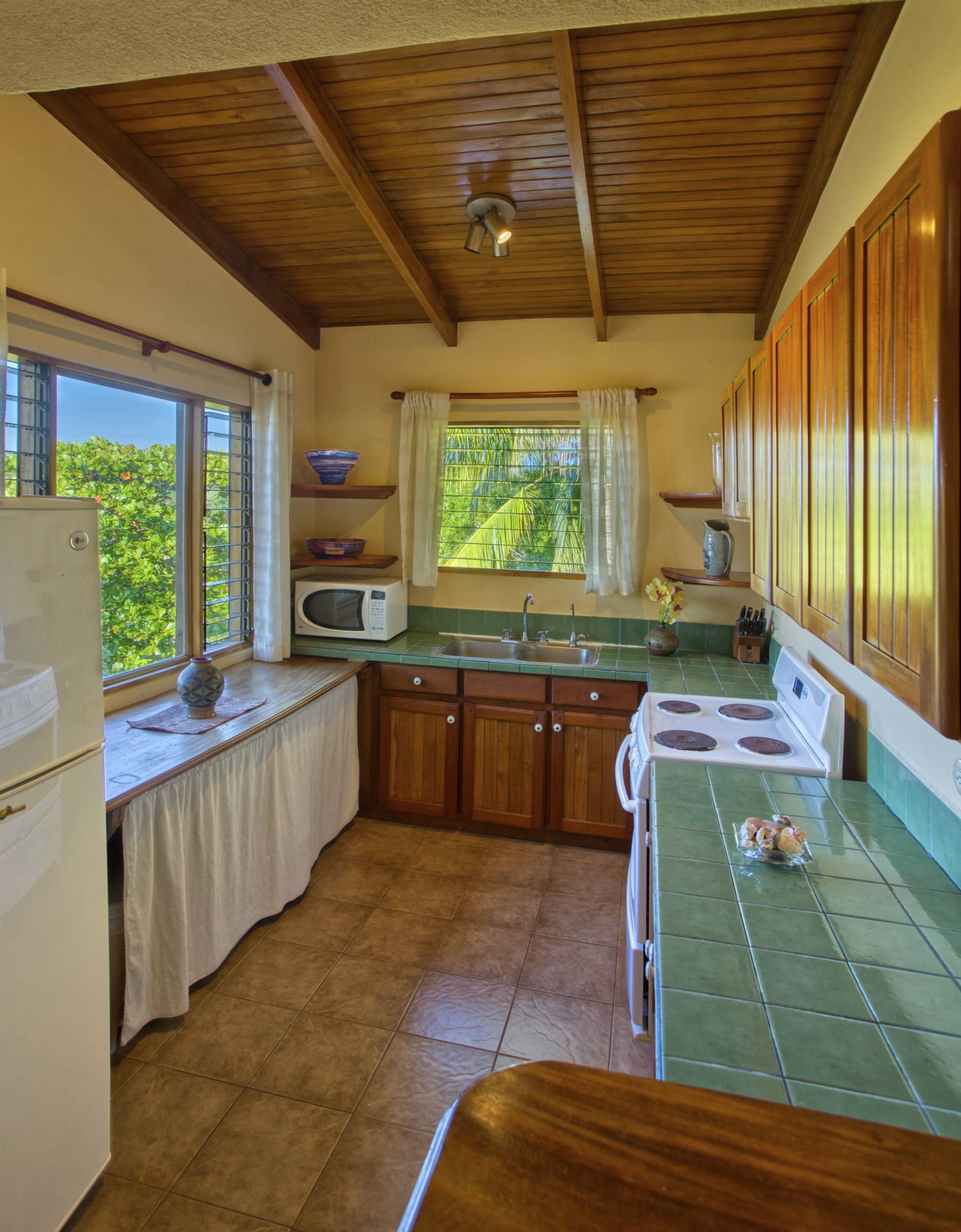 50 metros oeste de cafe de paris