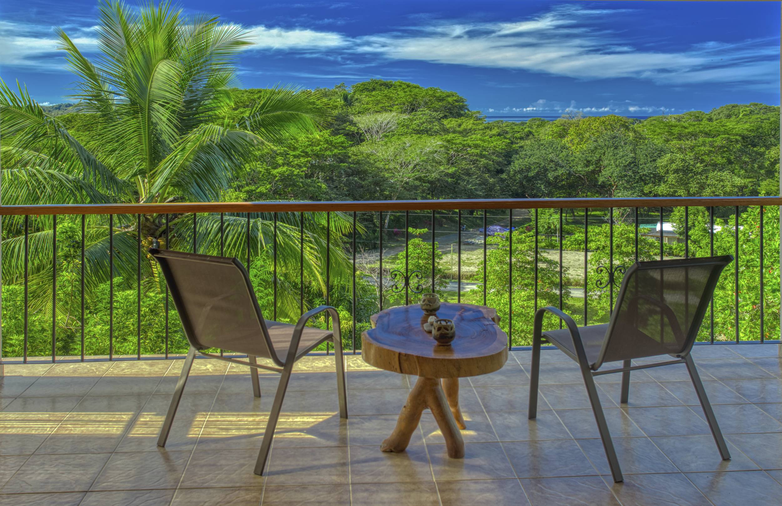 50 metros oeste de cafe de paris