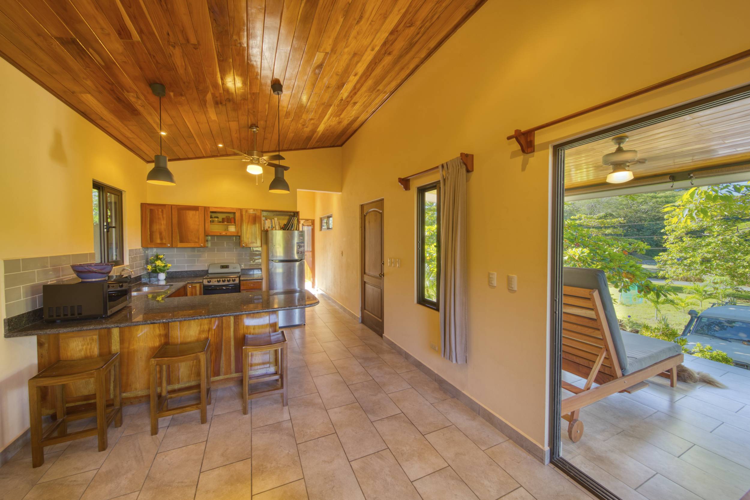 50 metros oeste de cafe de paris