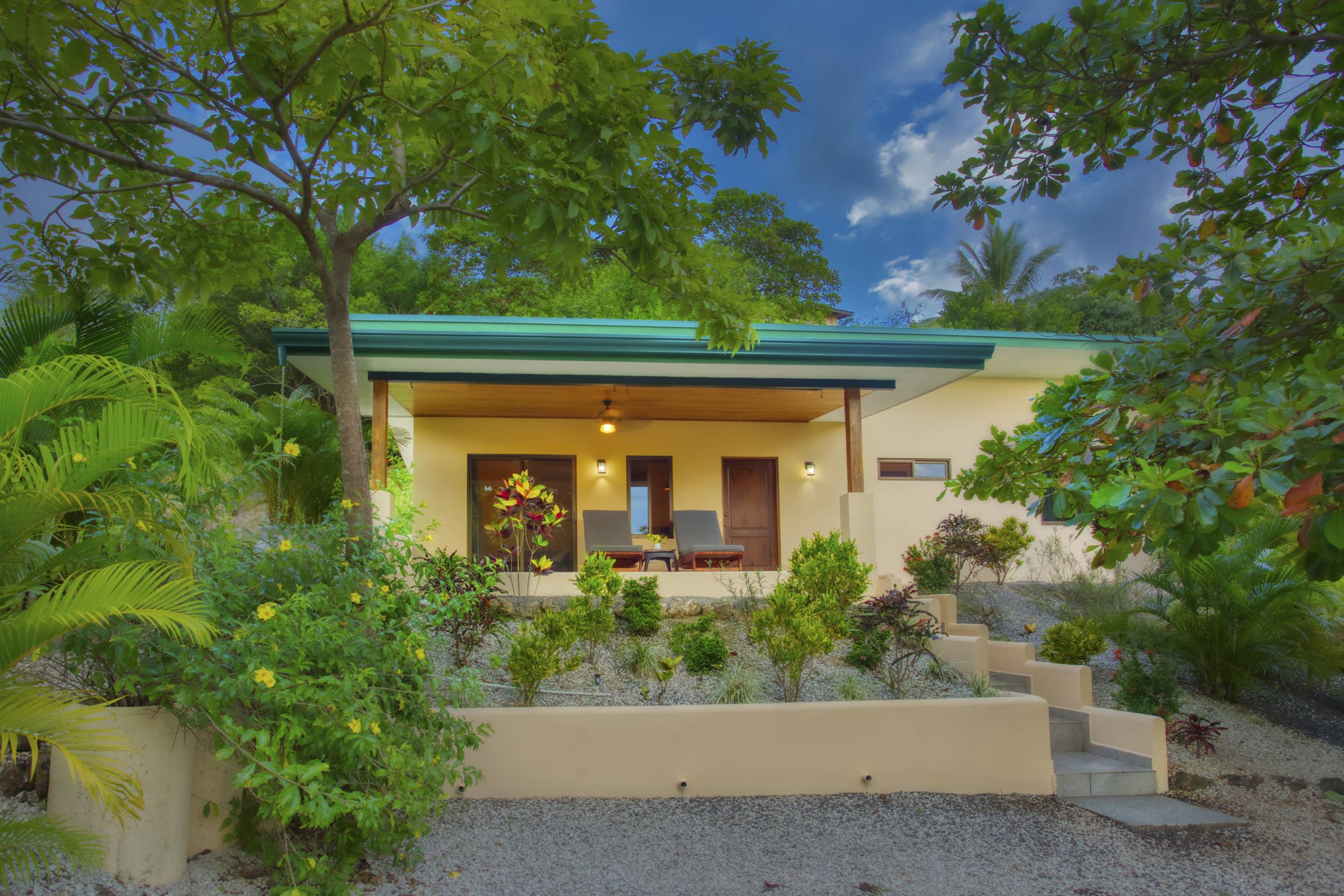 50 metros oeste de cafe de paris