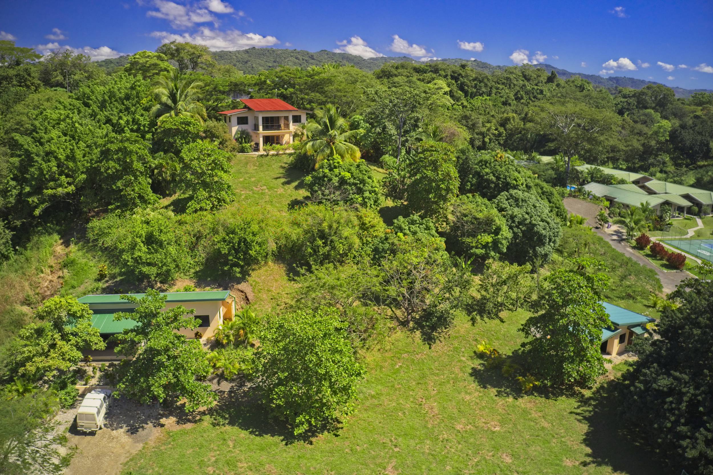 50 metros oeste de cafe de paris