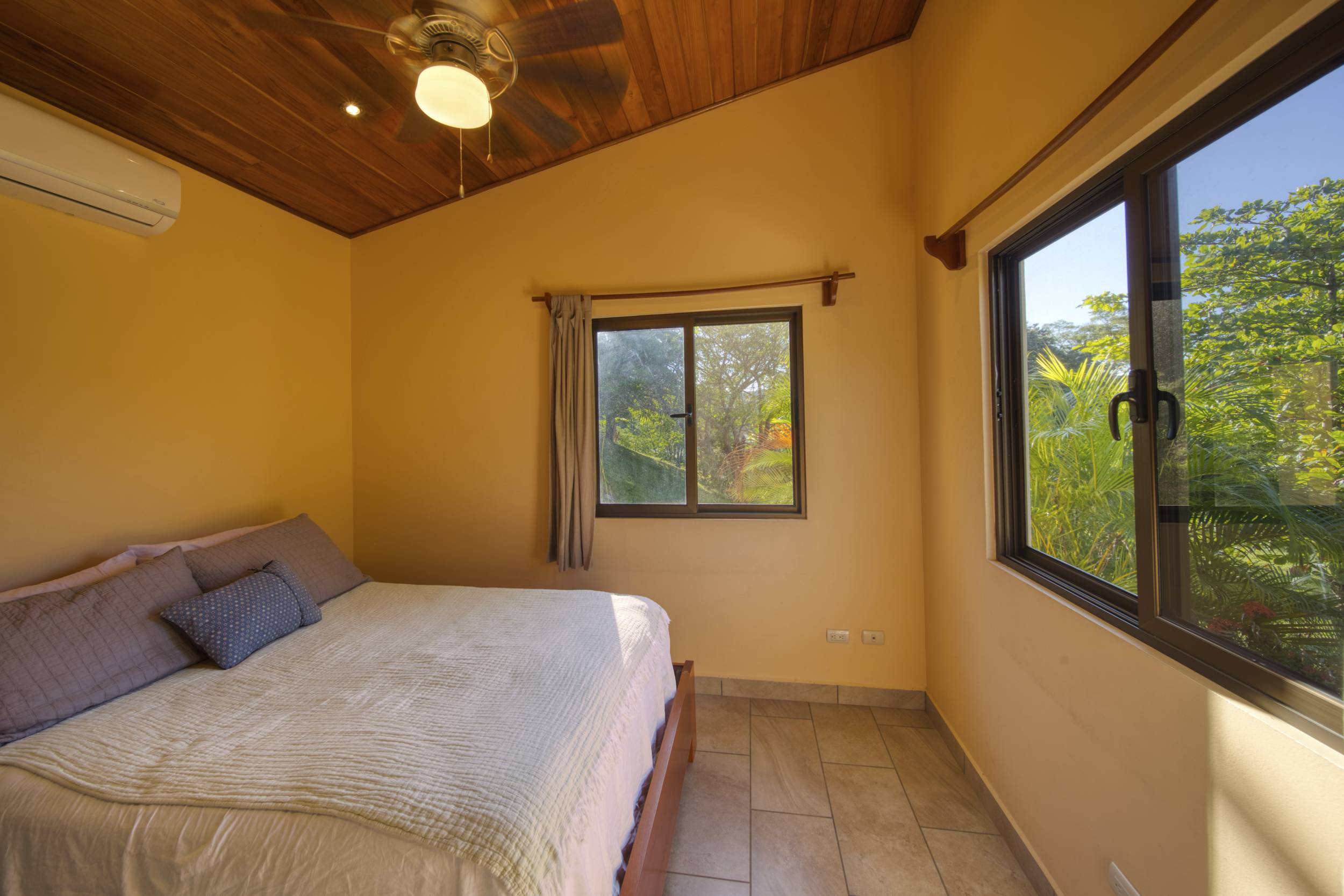 50 metros oeste de cafe de paris