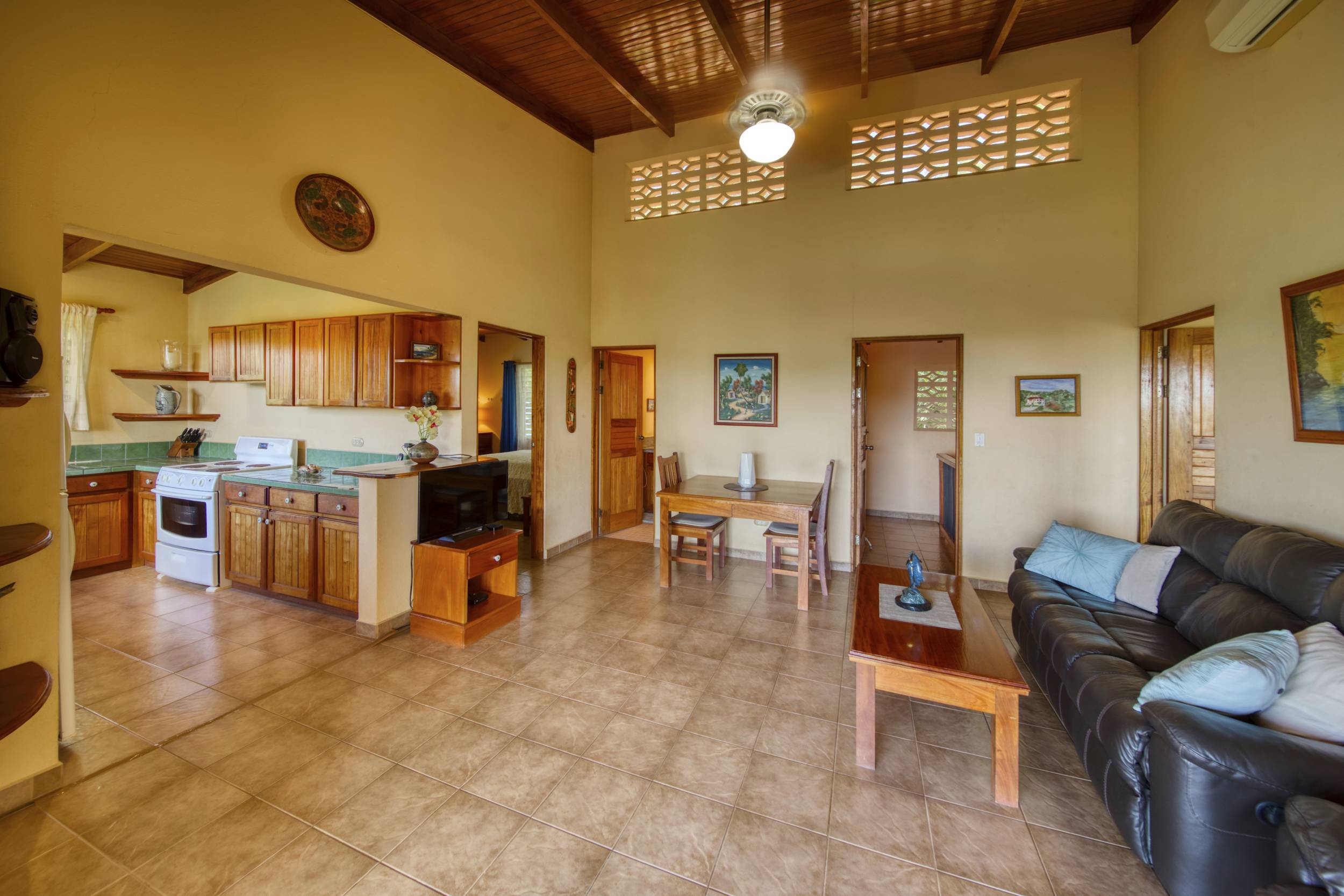 50 metros oeste de cafe de paris