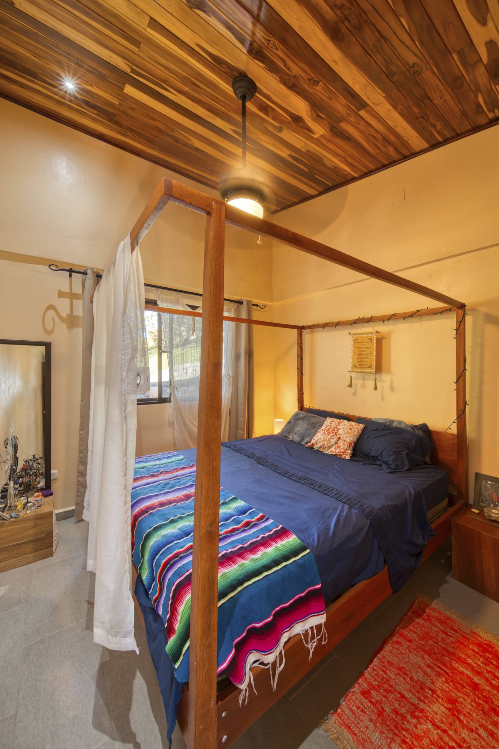 50 metros oeste de cafe de paris