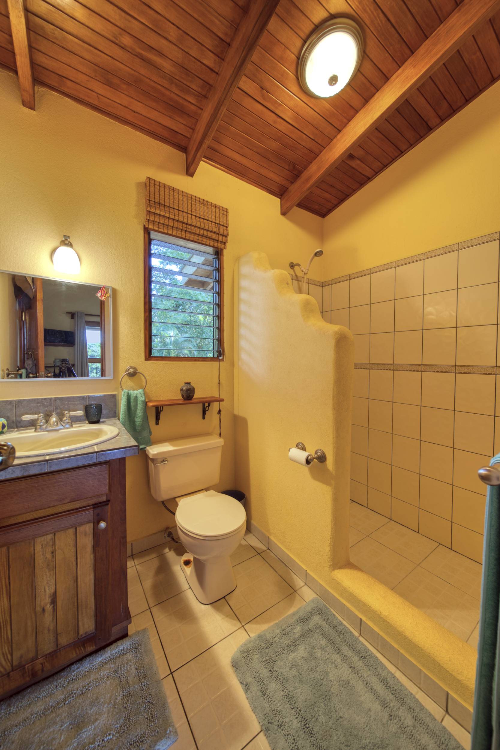 50 metros oeste de cafe de paris