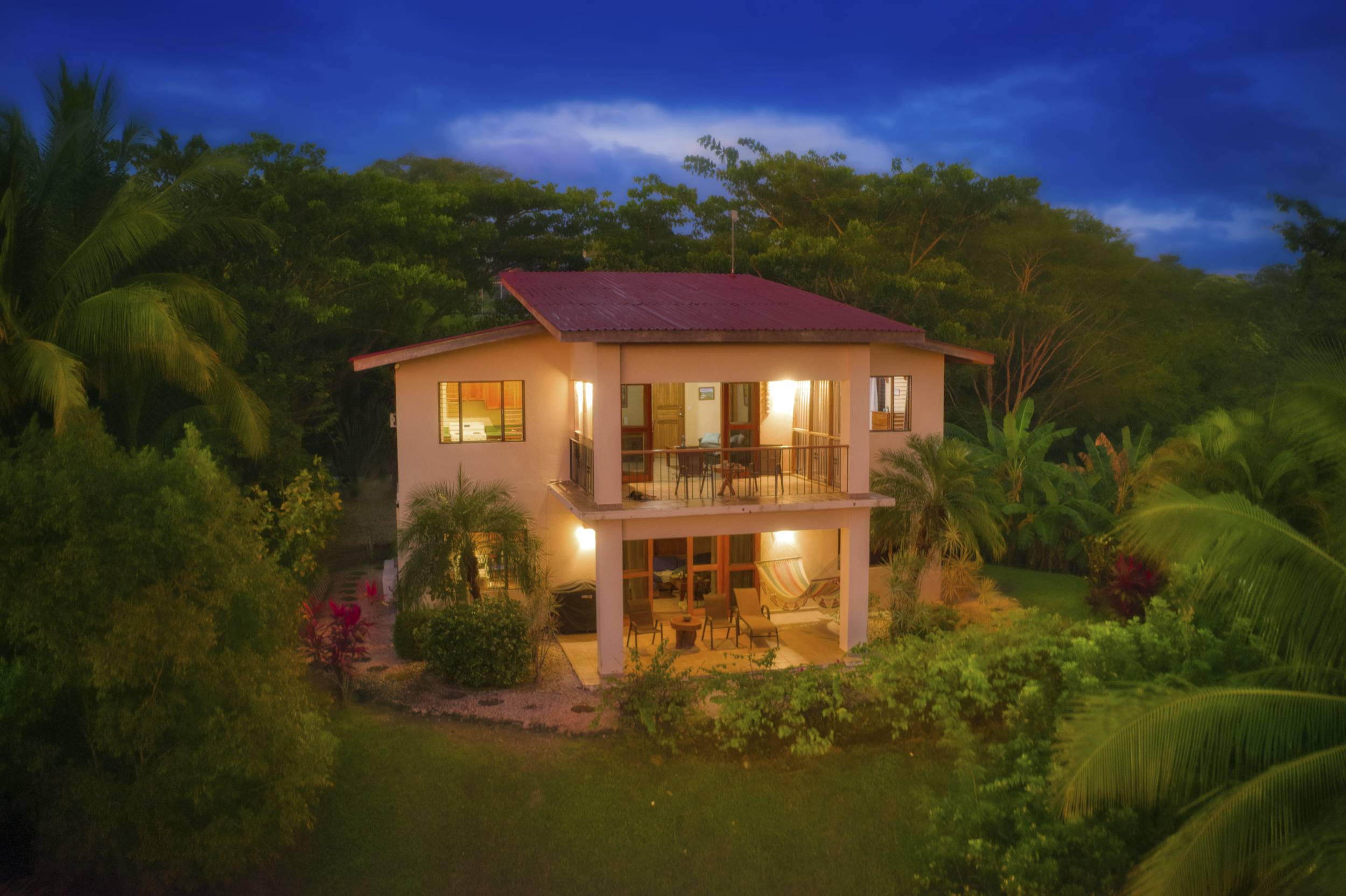 50 metros oeste de cafe de paris