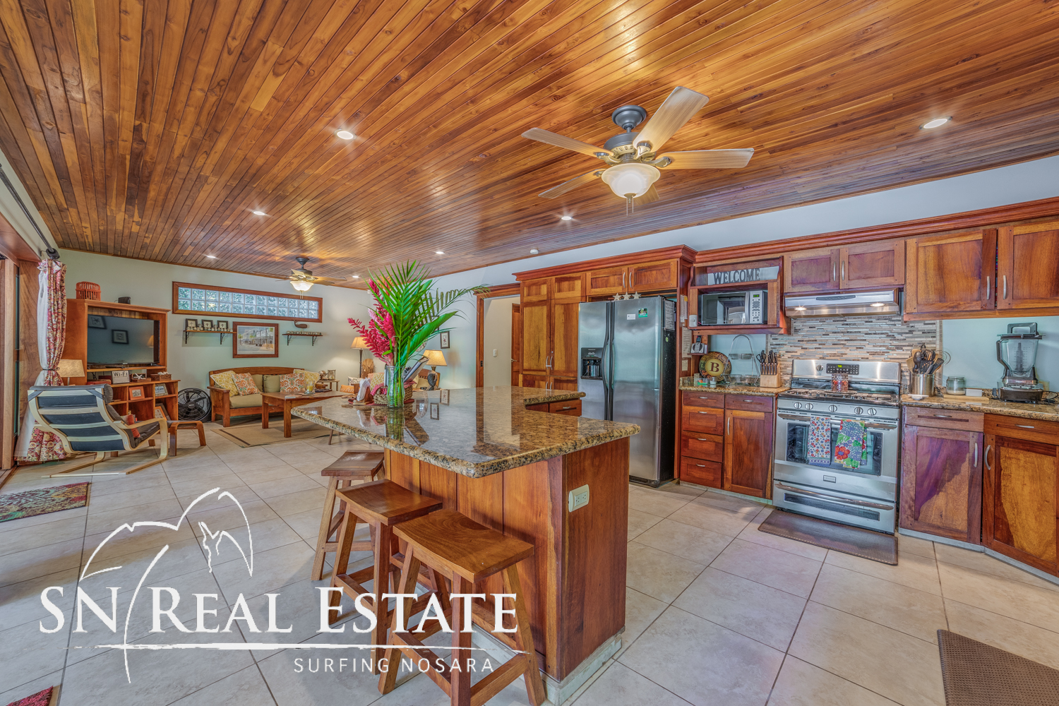 50 metros oeste de cafe de paris