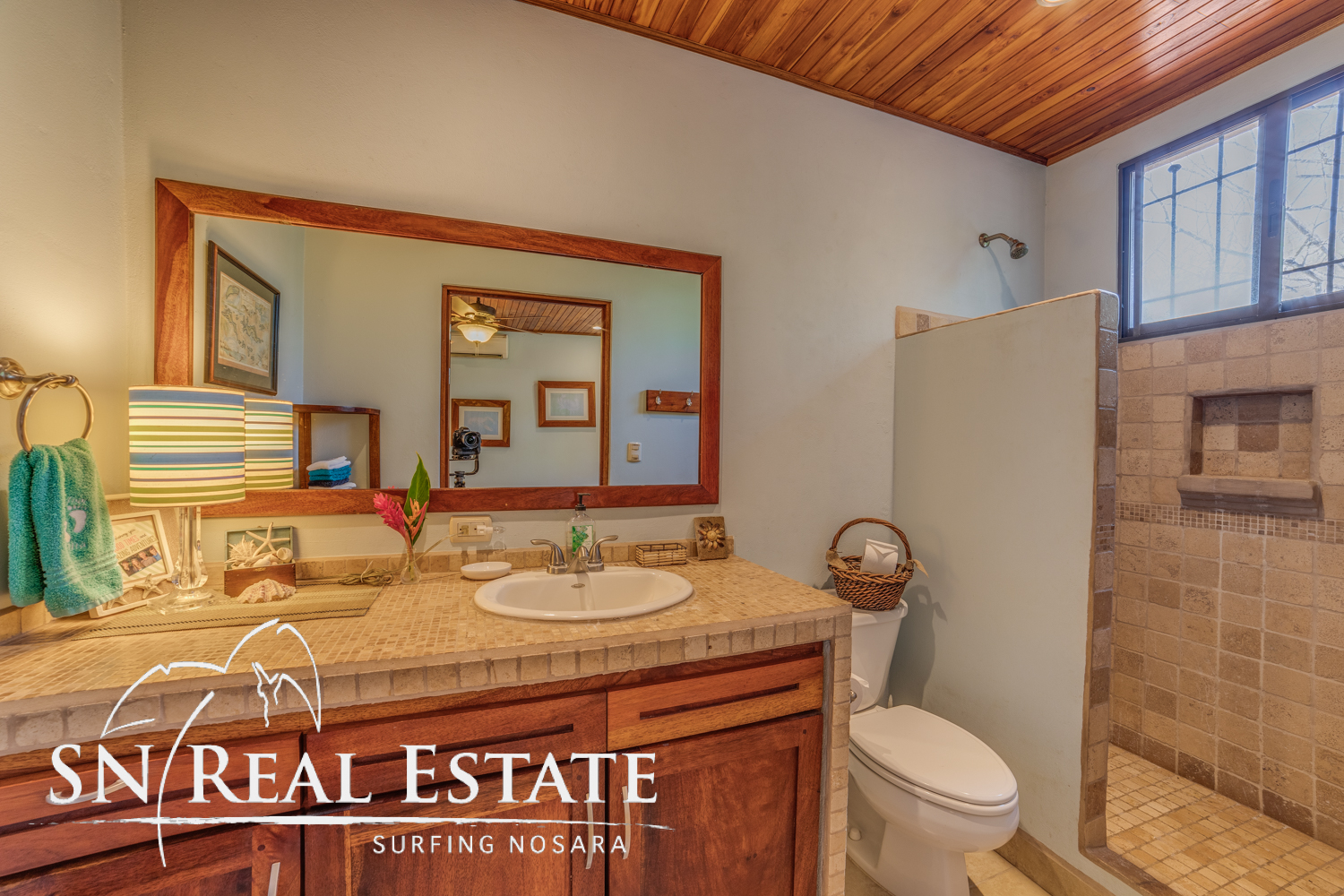 50 metros oeste de cafe de paris